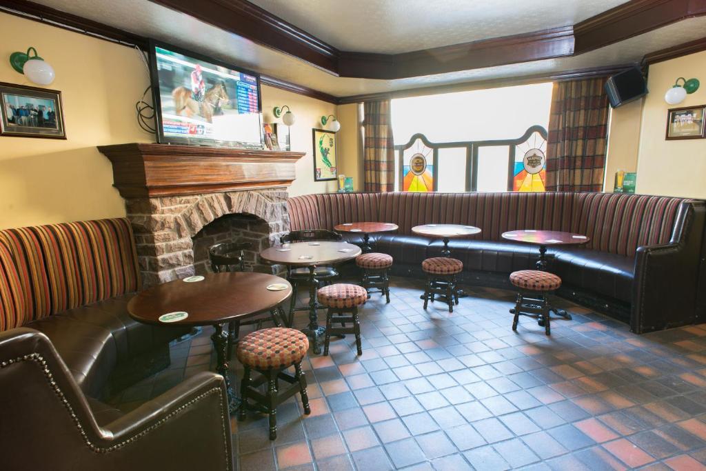 Larkin'S Pub, Restaurant, And B&B Milltown  Экстерьер фото