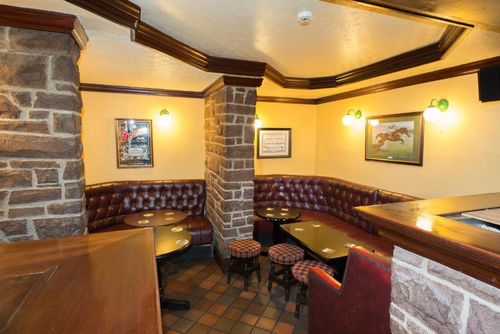 Larkin'S Pub, Restaurant, And B&B Milltown  Экстерьер фото